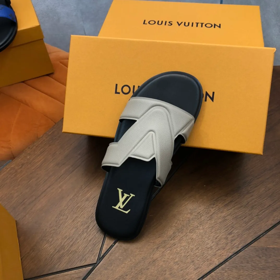 Factory price: 270💰LV counters are selling new brand luxury men's slippers, casual, loose and comfortable. The must-have model in the picture above [Happy][Happy], multiple colors available Size: 38-44, customized 45